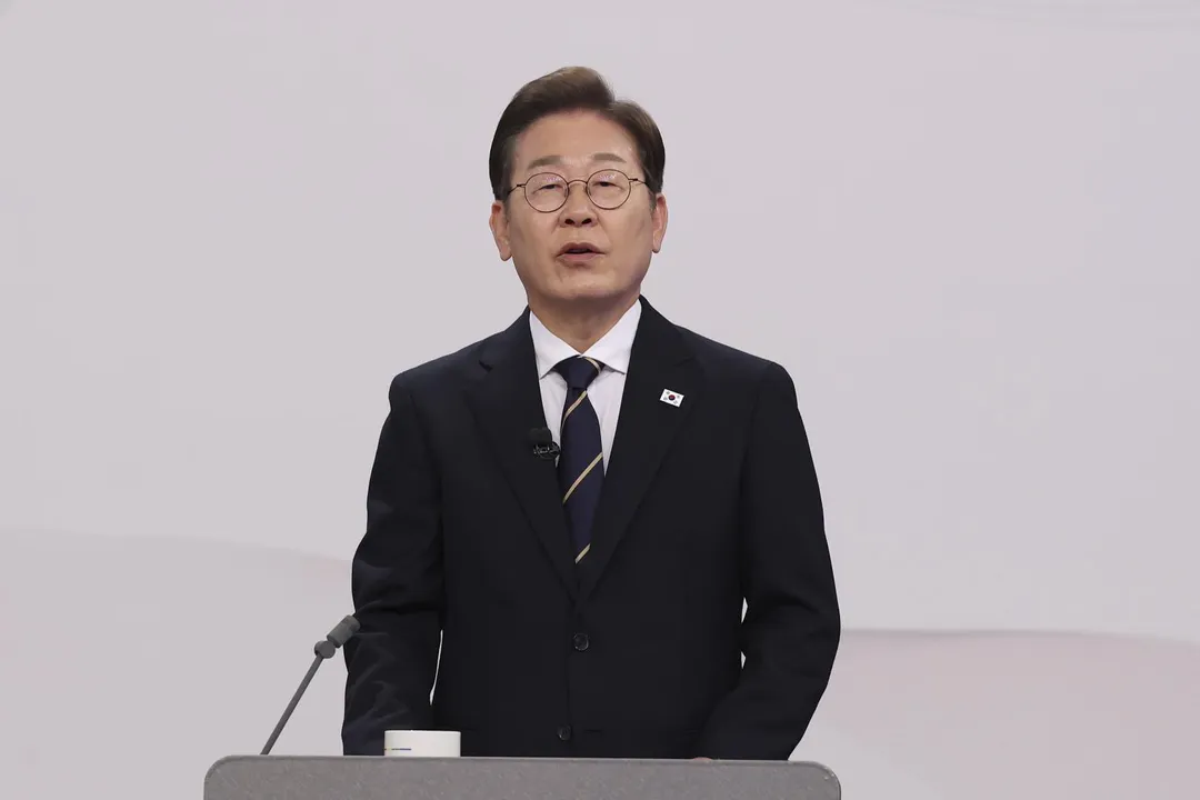 共同民主黨候選人李在明18日在電視辯論。（圖／美聯社）