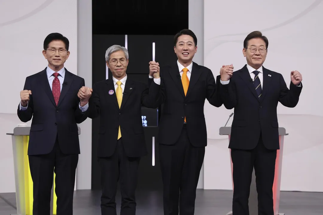 4名總統候選人金文洙、權英國、李俊碩和李在明在辯論會前合影。（圖／美聯社）