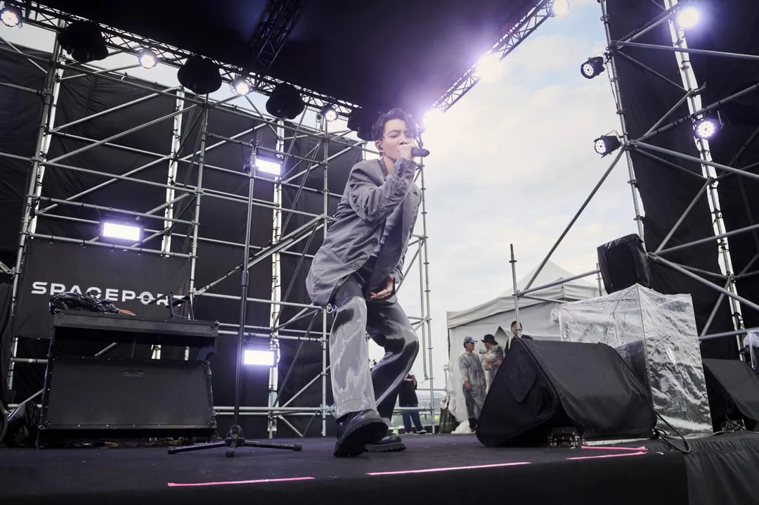 陳竟飛帶著新單曲〈憤怒的重量〉首登《2025太空港音樂藝術嘉年華》的舞台開唱。(圖/小馬鈴薯娛樂、我在娛樂提供)