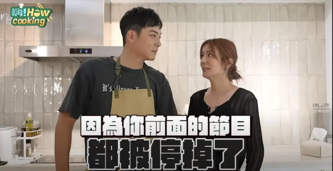 姚元浩(左)錄新節目被莎莎虧「舊節目全停掉」。(圖/好看娛樂提供)