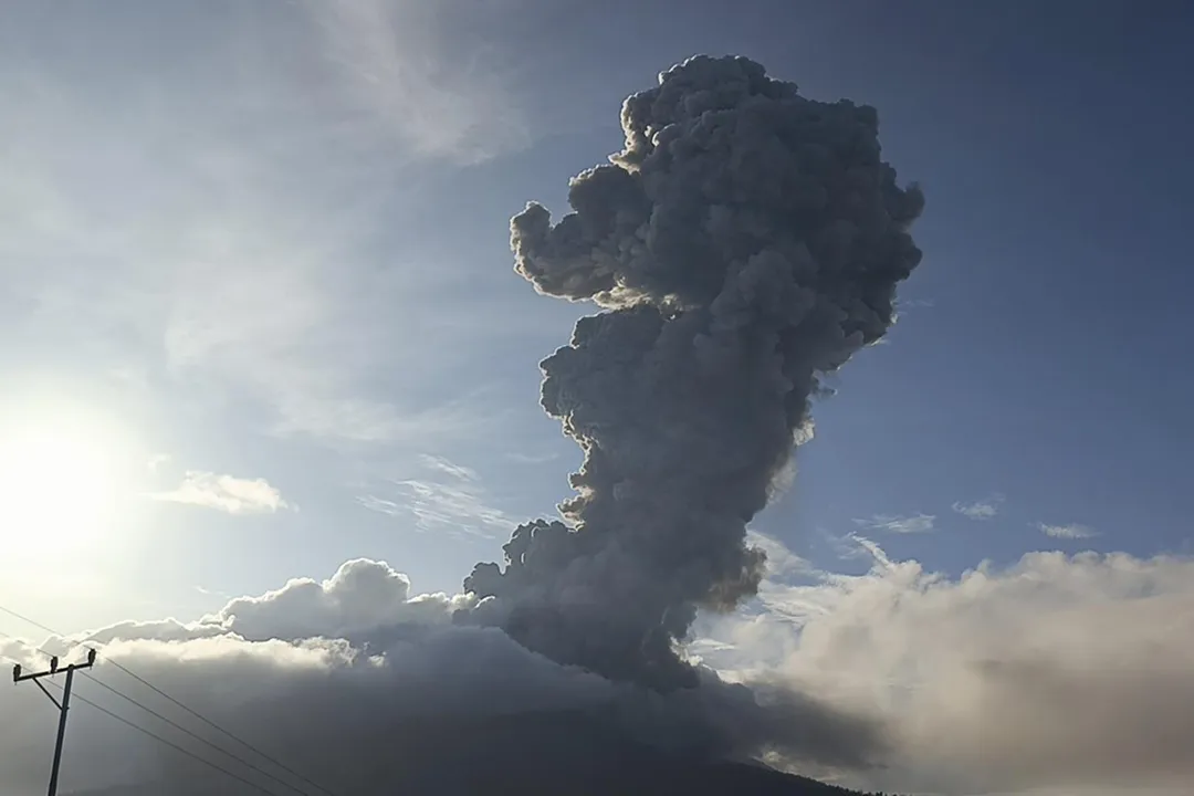 圖為勒沃托比拉基拉基火山去年11月噴發。(資料照/美聯社)
