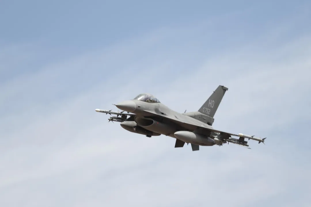 亞利桑那州出現的神祕無人機，撞壞美軍F-16戰隼戰鬥機。（資料圖／翻攝美國國防部官網）
