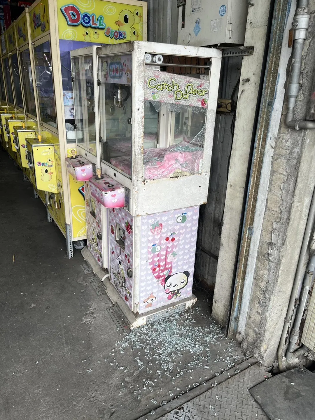 台中市霧峰區一間娃娃機店17日清晨發生槍擊事件。(圖/翻攝畫面)