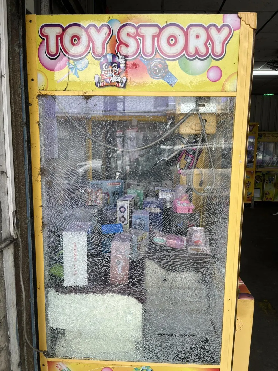 台中市霧峰區一間娃娃機店17日清晨發生槍擊事件。(圖/翻攝畫面)