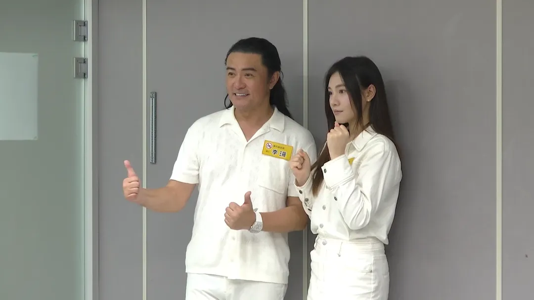 李㼈（左）19日與女兒李紫嫣（右）出席菸害防制活動。（圖／記者郭竹倩 攝）