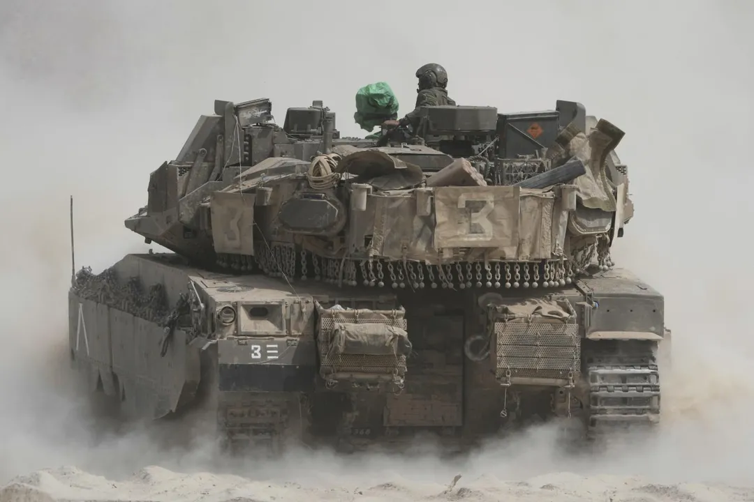 以軍對加薩發動大規模地面攻勢。圖為18日以色列士兵在以色列南部靠近加薩邊境的集結地附近移動坦克。（圖／美聯社）