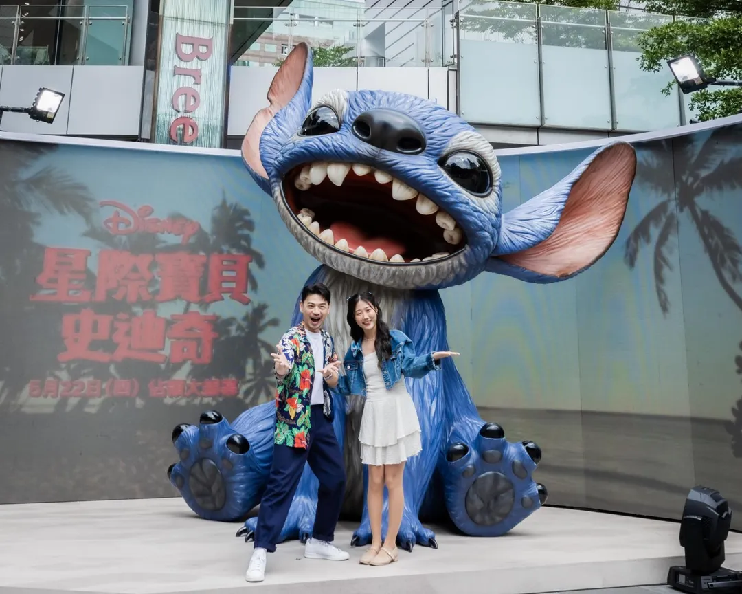 YouTuber「韓勾ㄟ金針菇」的金針菇與主持人阿Ken一同揭開4米高的史迪奇巨型雕像。（圖／迪士尼影業提供）