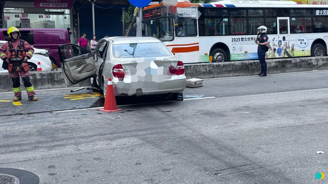 新北市三峽區國光街、國成街口19日下午4時4分許，1輛自小客車失控衝撞路人導致多人輕重傷。（圖／翻攝畫面）
