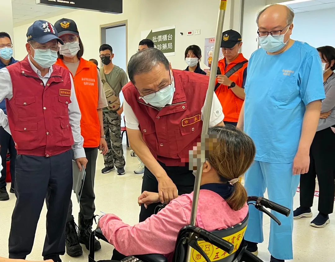 三峽發生重大車禍，侯友宜趕赴醫院探視傷者。（圖／新北市政府提供）