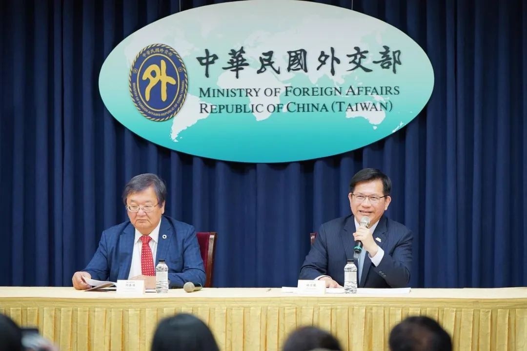 外交部長林佳龍（右）及衛生福利部長邱泰源（左）致詞，說明今（2025）年台灣爭取參與「世界衛生組織」（WHO）及「世界衛生大會」（WHA）的國際支持力道持續提升，呼籲WHO接納台灣參與。（圖／外交部官網）