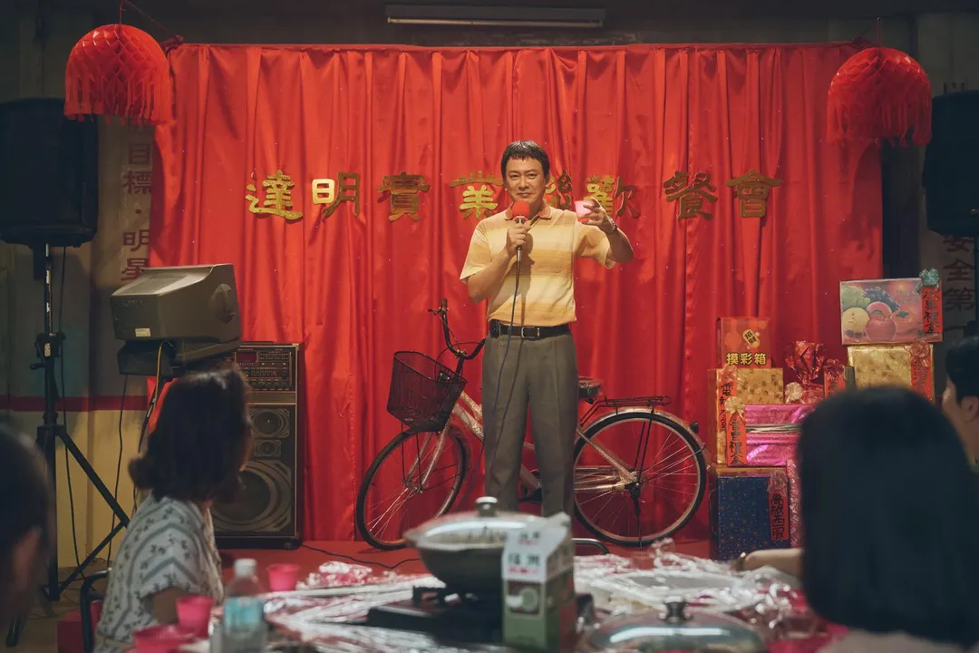 《成功路上》昆明（王識賢飾演）在建中（李程彬飾演）幫助之下賺大錢。（圖／華視、公視台語台提供）