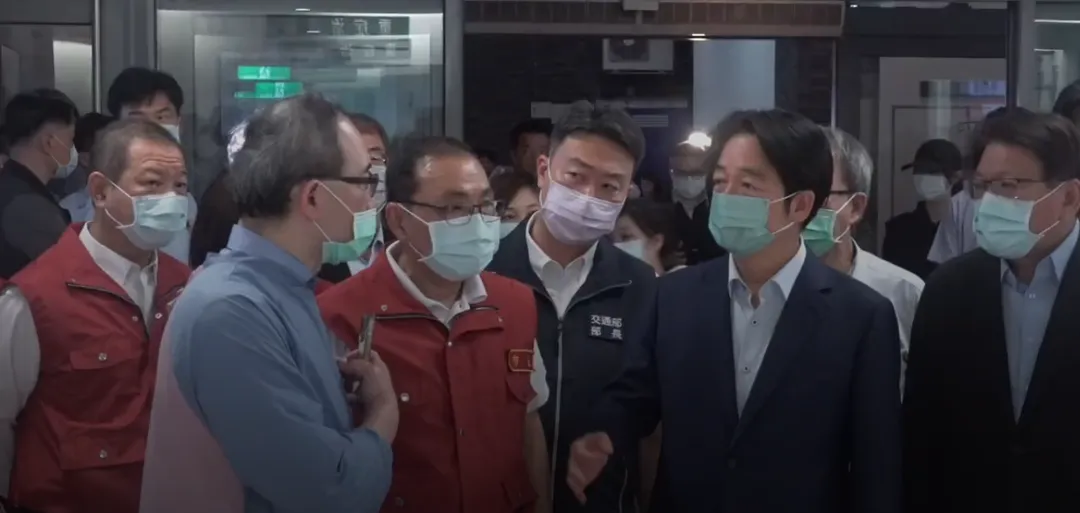 賴清德前往醫院探視三峽車禍傷者。（圖／總統府提供）