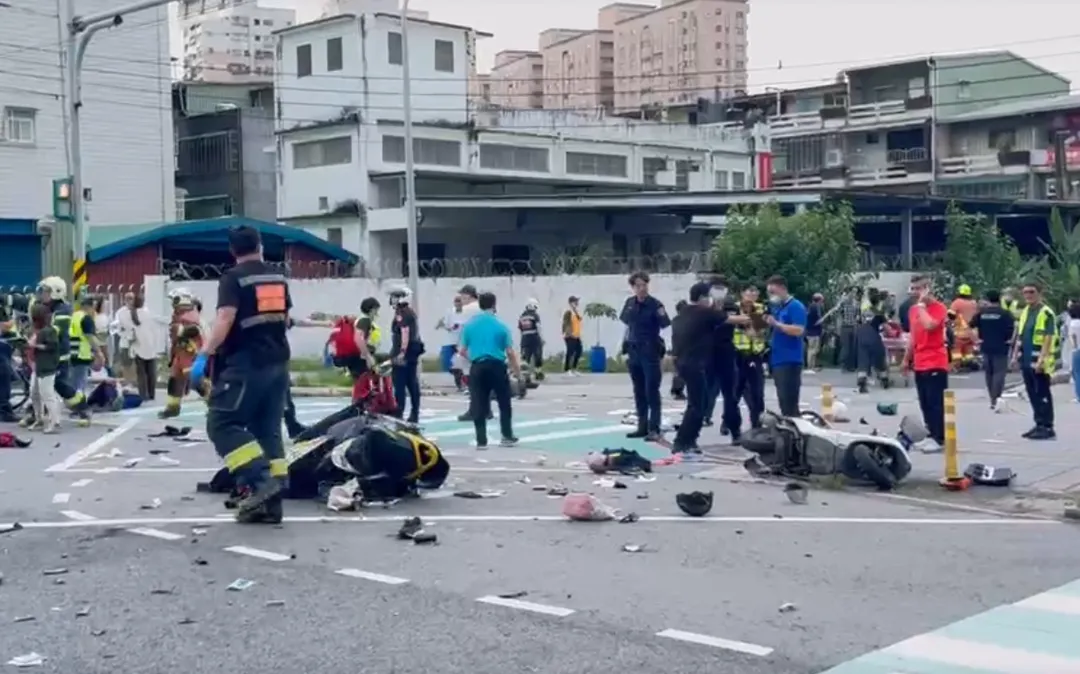 新北勢三峽區19日下午發生嚴重車禍，造成15人輕重傷、3人不治。（圖／翻攝畫面）