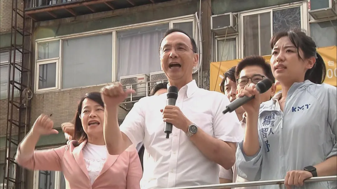 國民黨主席朱立倫19日率車隊前往民進黨部抗議。（圖／中天新聞）