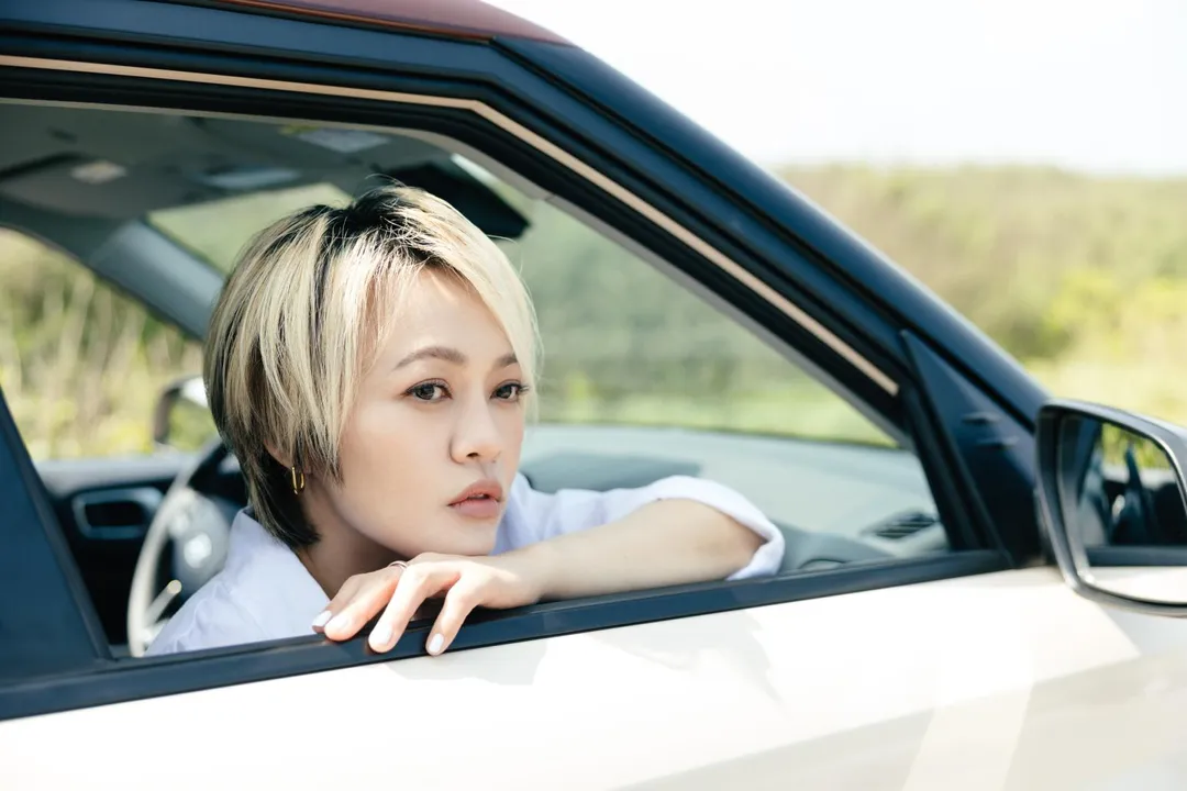 戴愛玲新歌〈還能愛嗎?〉唱出熟齡女性的內心獨白。(圖/華納音樂 提供)
