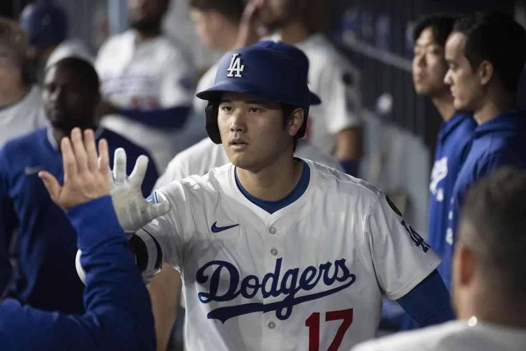 大谷翔平與隊友慶祝。（圖／美聯社）