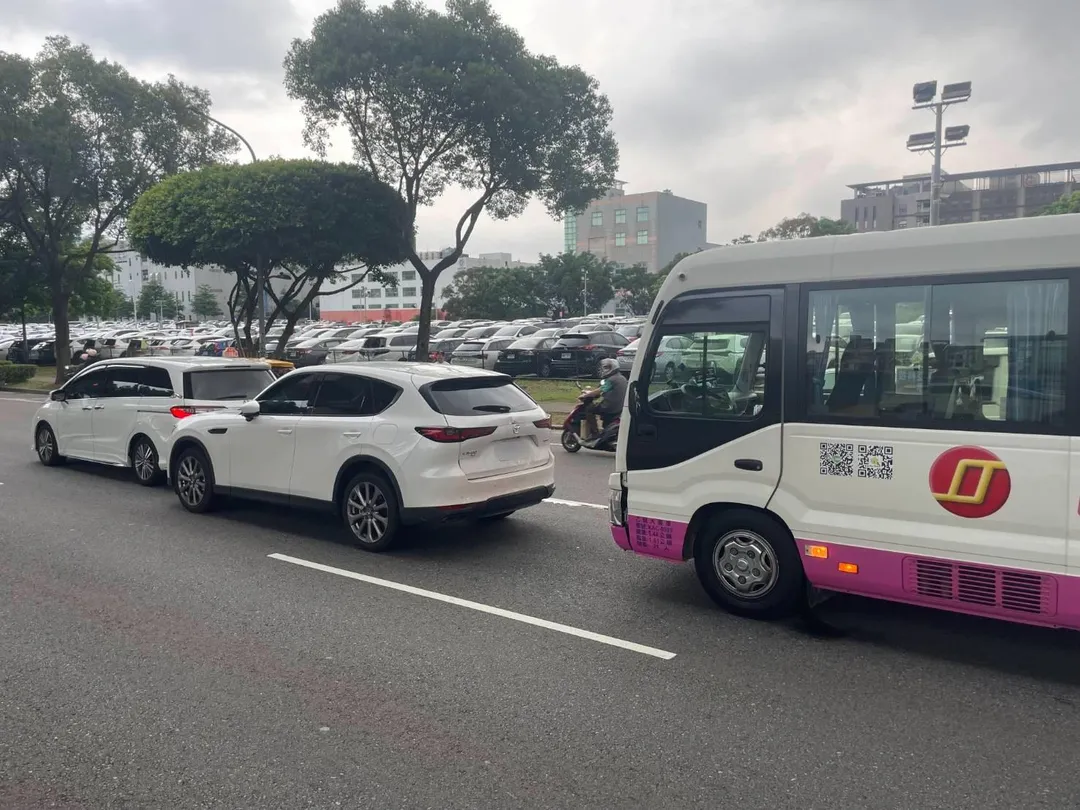 桃園市龜山區19日下午發生一起連環車禍事故。(圖/翻攝畫面)