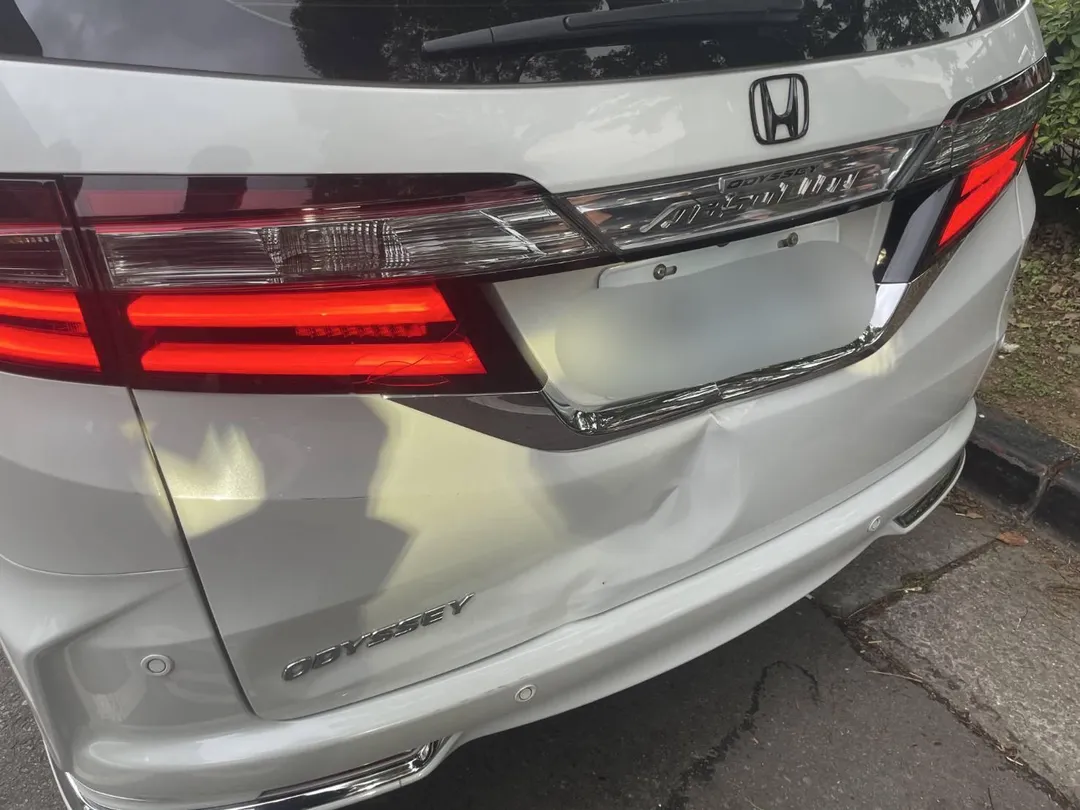 桃園一輛營業遊覽大客車追撞前方車輛,造成三車連環相撞,所幸僅造成輕傷。(圖/翻攝畫面)