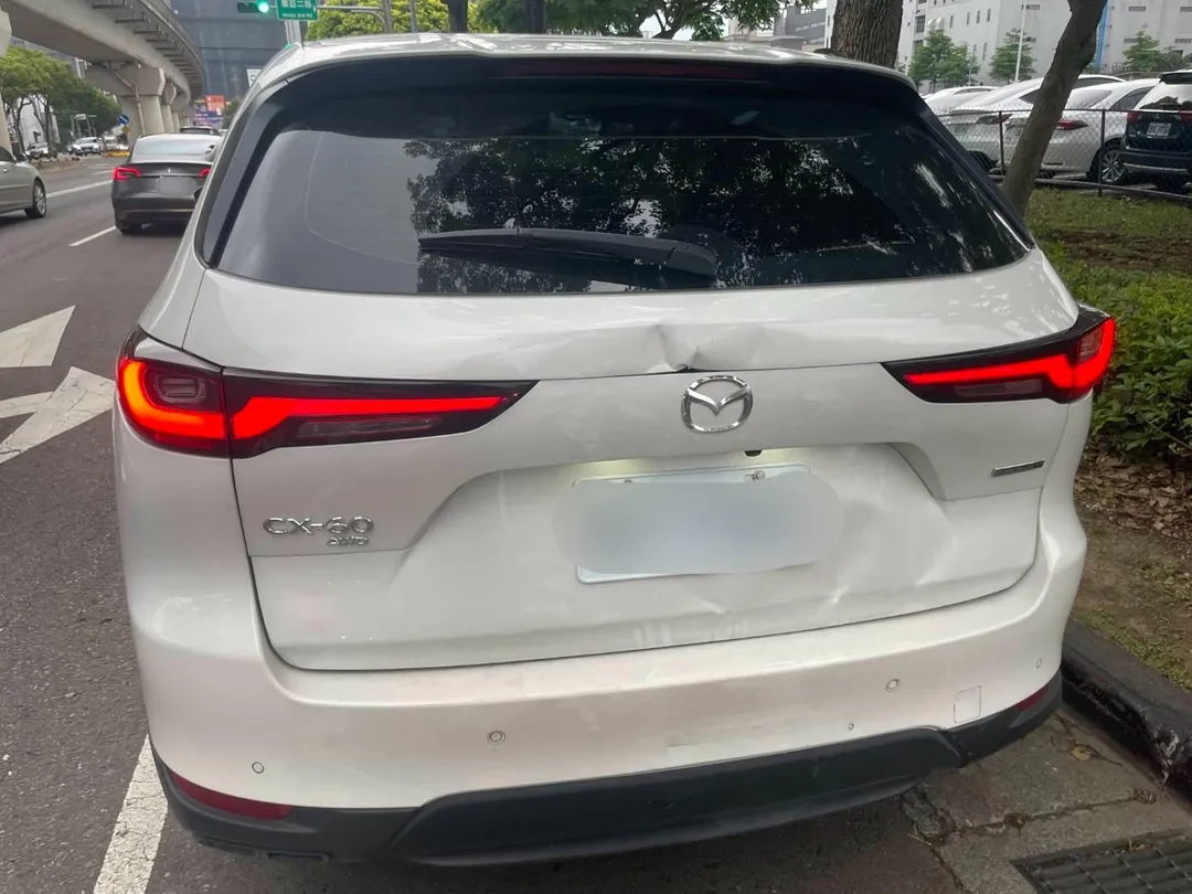 桃園一輛營業遊覽大客車追撞前方車輛,造成三車連環相撞,所幸僅造成輕傷。(圖/翻攝畫面)