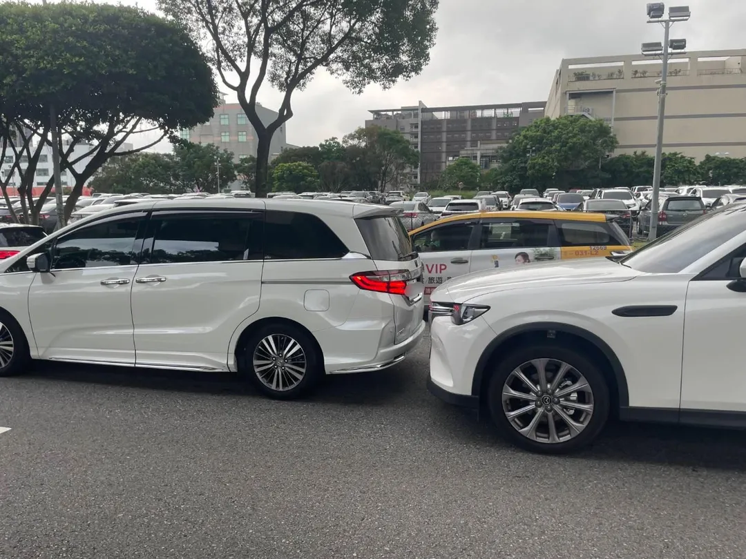 桃園一輛營業遊覽大客車追撞前方車輛,造成三車連環相撞,所幸僅造成輕傷。(圖/翻攝畫面)