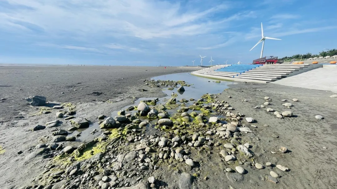最近有民眾在台中市大安濱海樂園觀景平台前的水池遭鐵釘刺傷。（圖／王立任服務處提供）