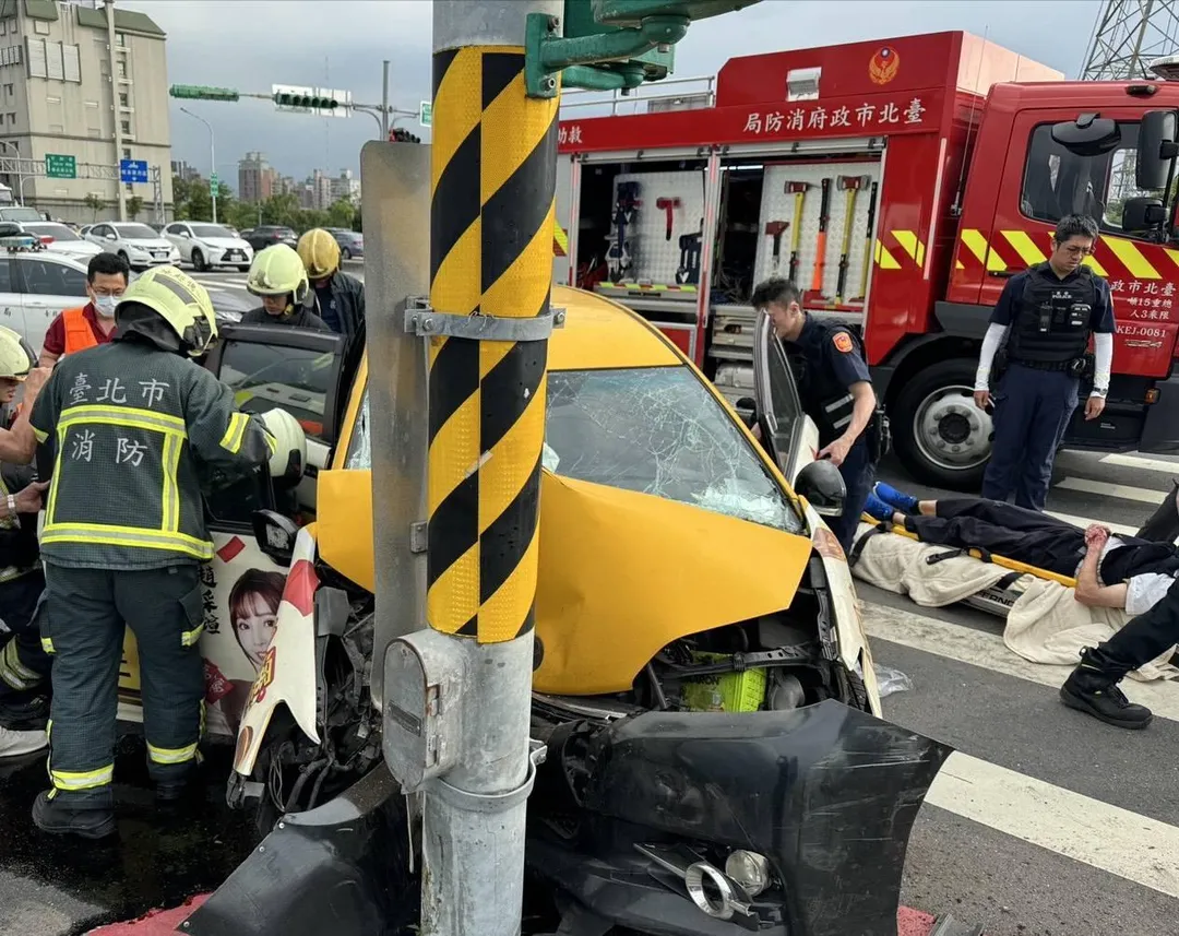 台北市士林區台北兒童新樂園今(20)日下午發生計程車自撞事故,,造成車內一名乘客及司機受傷。(圖/翻攝畫面)