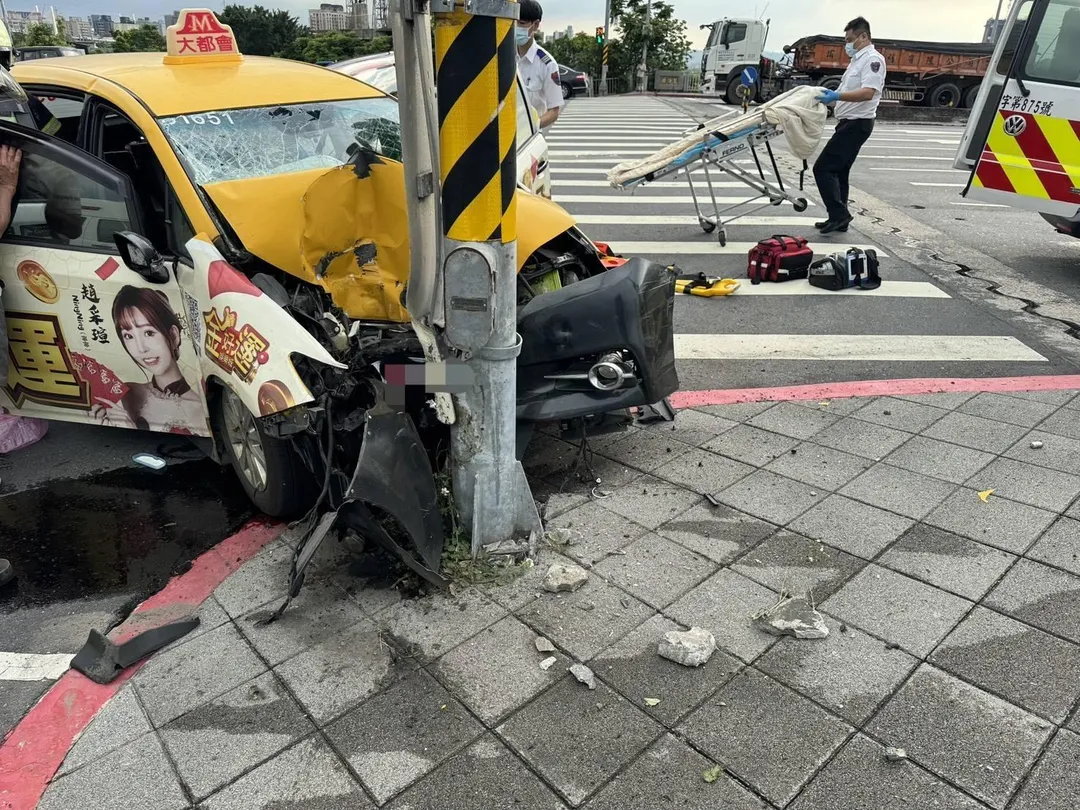 台北市士林區台北兒童新樂園今(20)日下午發生計程車自撞事故,,造成車內一名乘客及司機受傷。(圖/翻攝畫面)