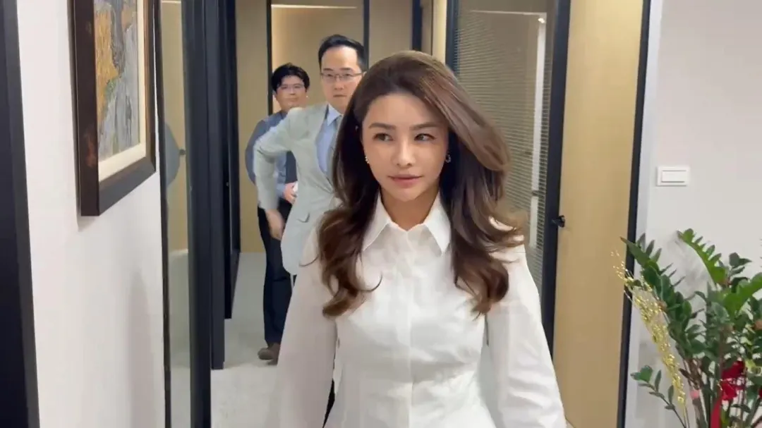 有「台灣最美董座」之稱的徐培菁向媒體指控，檢察官張時嘉在偵訊過程中有性騷擾及索賄暗示等不當行為。（圖／翻攝畫面）