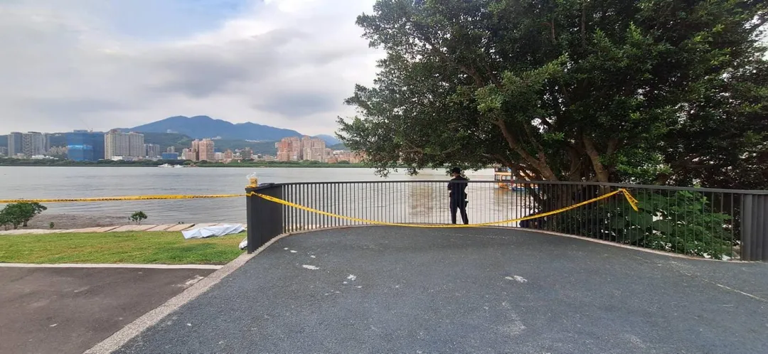 新北市八里區龍米路一段河岸旁20日下午發生溺水死亡事件。(圖/翻攝畫面)