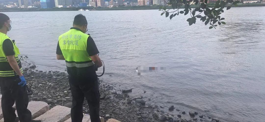 新北市八里區龍米路一段河岸旁20日下午發生溺水死亡事件。(圖/翻攝畫面)