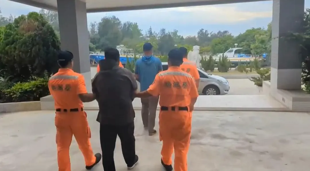 兩名陸籍男子划著保麗龍船舨，試圖偷渡上岸。（圖／翻攝畫面）