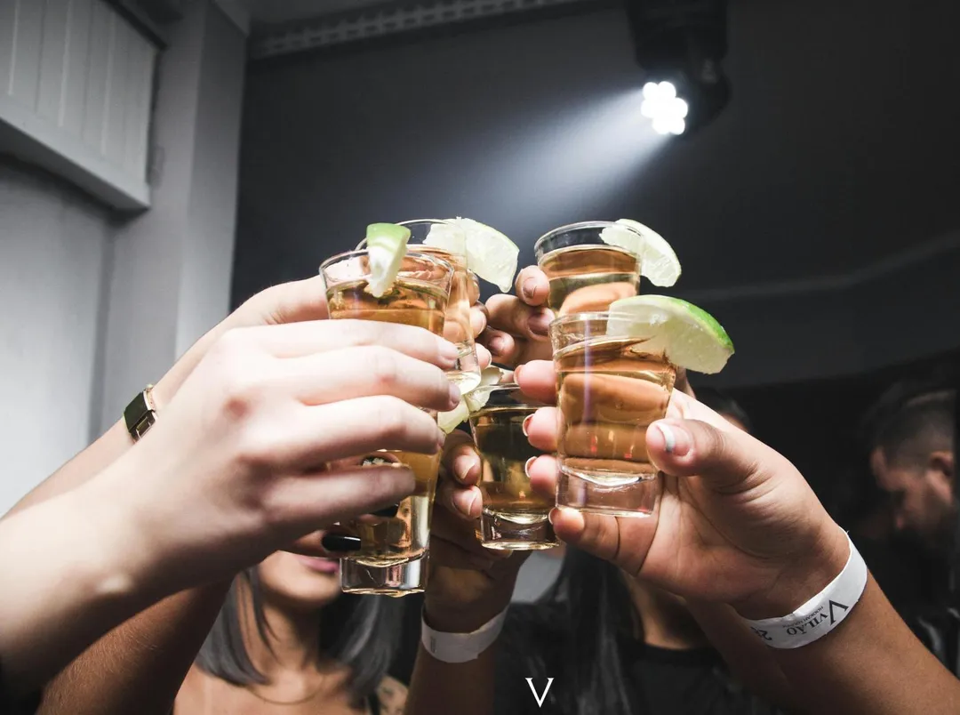最近有網友指控墾丁大街某酒吧「3盤shot要價1.4萬元」，民眾驚呼宰客。（示意圖／取自pexels）