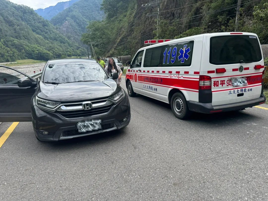 副駕乘客大腿內側遭落石砸傷。(圖/谷關工務段提供)