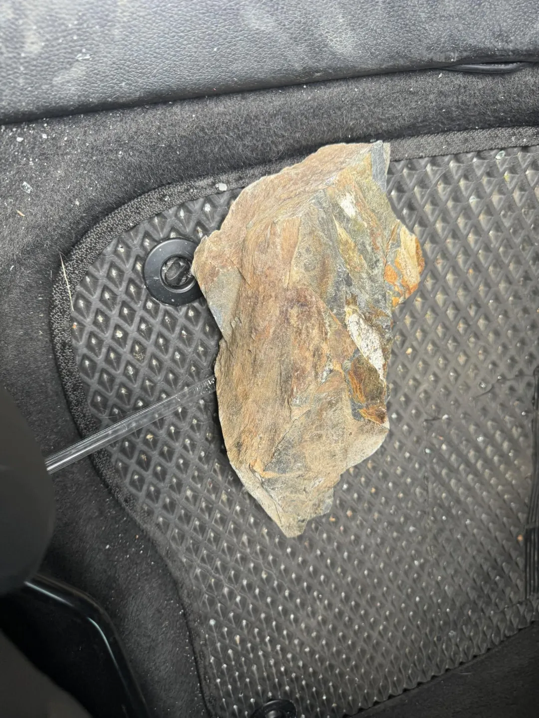 落石猛砸車輛造成車內乘客受傷。(圖/谷關工務段提供)