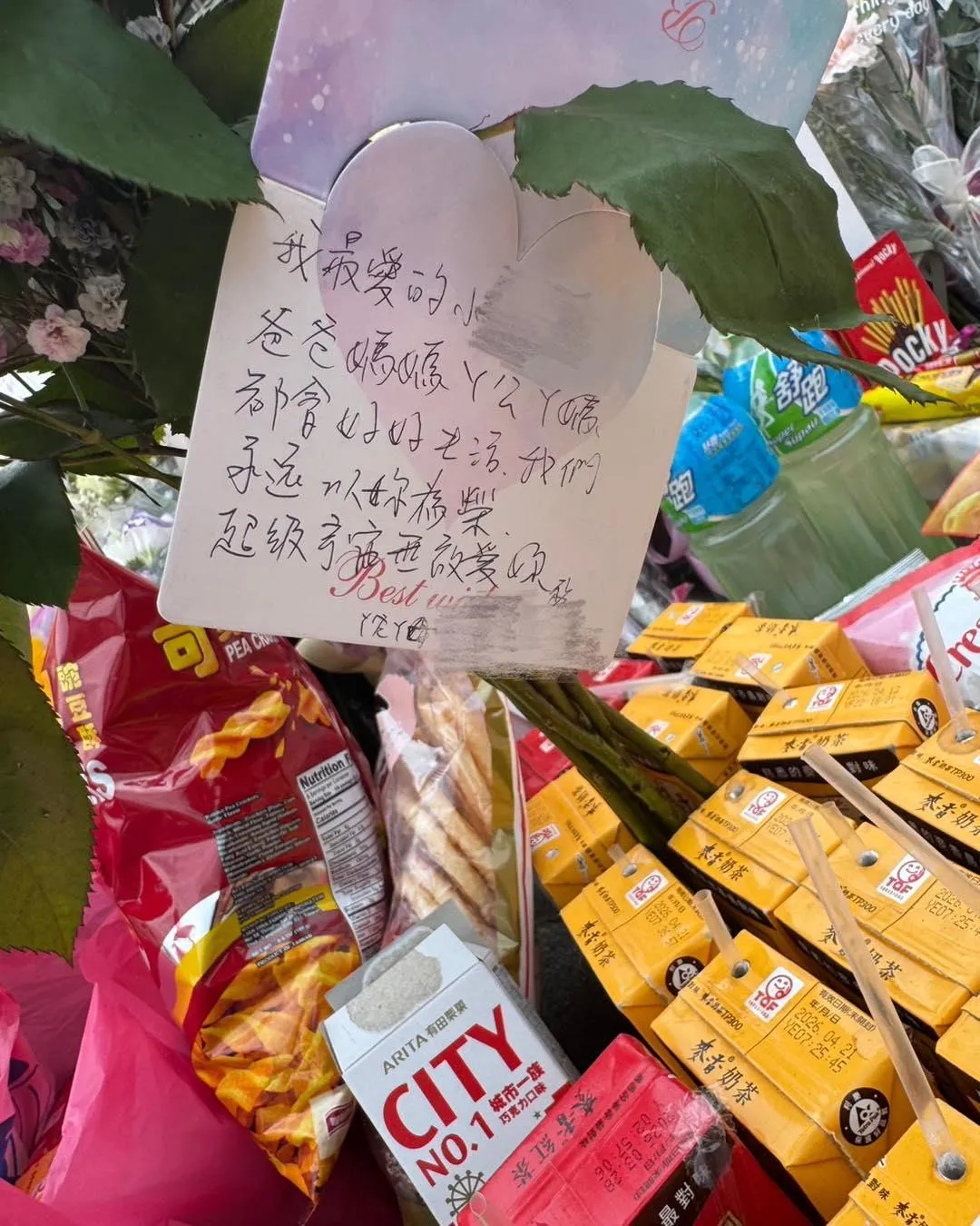 家屬留下手寫卡片讓人看得不禁落淚。（圖／翻攝自江怡臻臉書）