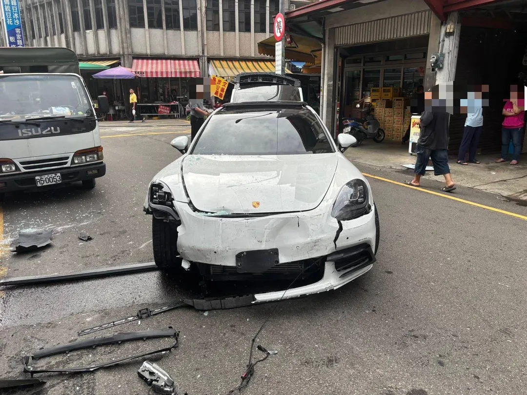 台中鍾姓男子開保時捷到苗栗找姦夫未果,怒撞2戶大門遭法辦。(圖/翻攝畫面)