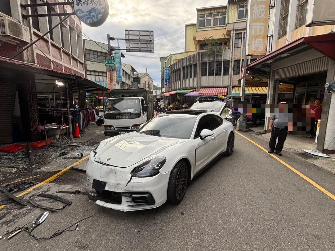 台中鍾姓男子開保時捷到苗栗找姦夫未果,怒撞2戶大門遭法辦。(圖/翻攝畫面)