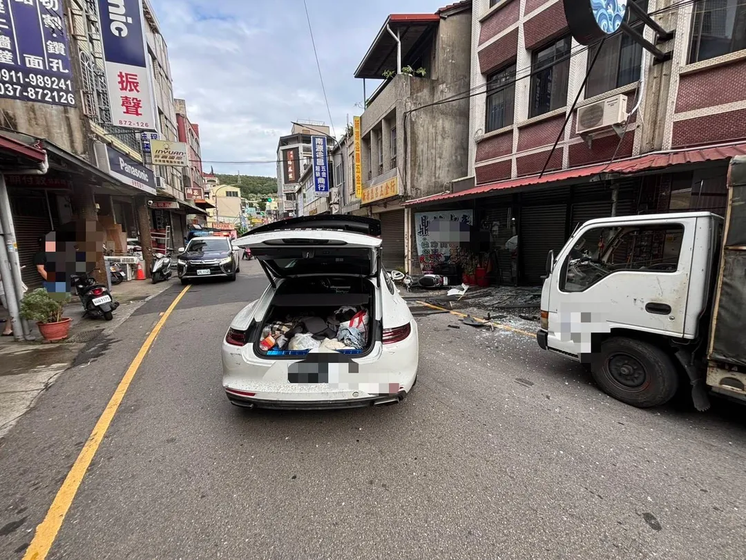 台中鍾姓男子開保時捷到苗栗找姦夫未果,怒撞2戶大門遭法辦。(圖/翻攝畫面)