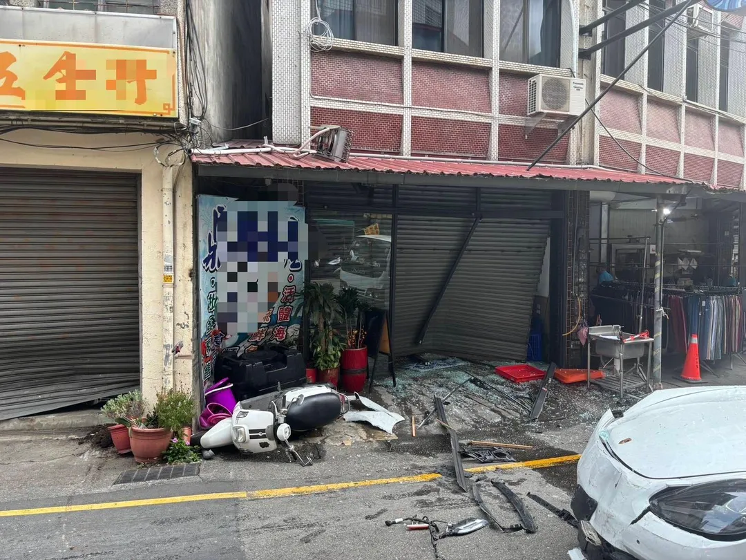台中鍾姓男子開保時捷到苗栗找姦夫未果,怒撞2戶大門遭法辦。(圖/翻攝畫面)