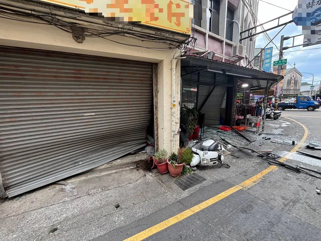 台中鍾姓男子開保時捷到苗栗找姦夫未果,怒撞2戶大門遭法辦。(圖/翻攝畫面)