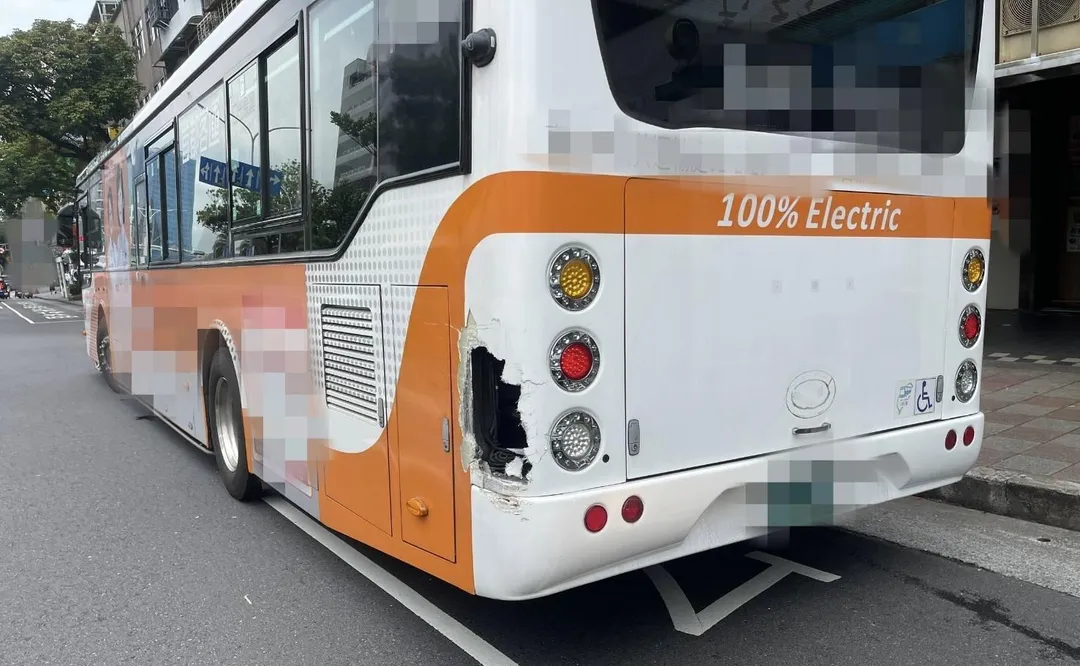 公車左後側被撞破一個大洞。(圖/翻攝畫面)