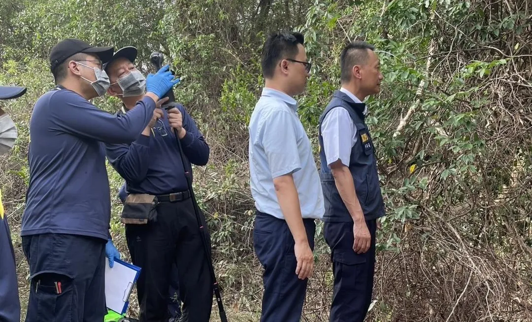 檢警到屏東枋山前往棄屍現場。(圖/翻攝畫面)