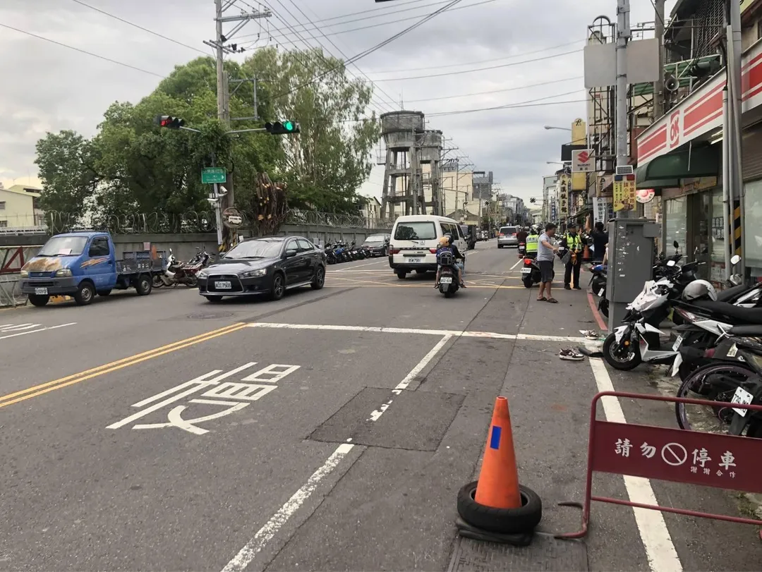 19歲朱姓女騎士與另一輛機車發生碰撞後，又撞上路邊號誌箱，送醫後仍告不治。（圖／翻攝畫面）