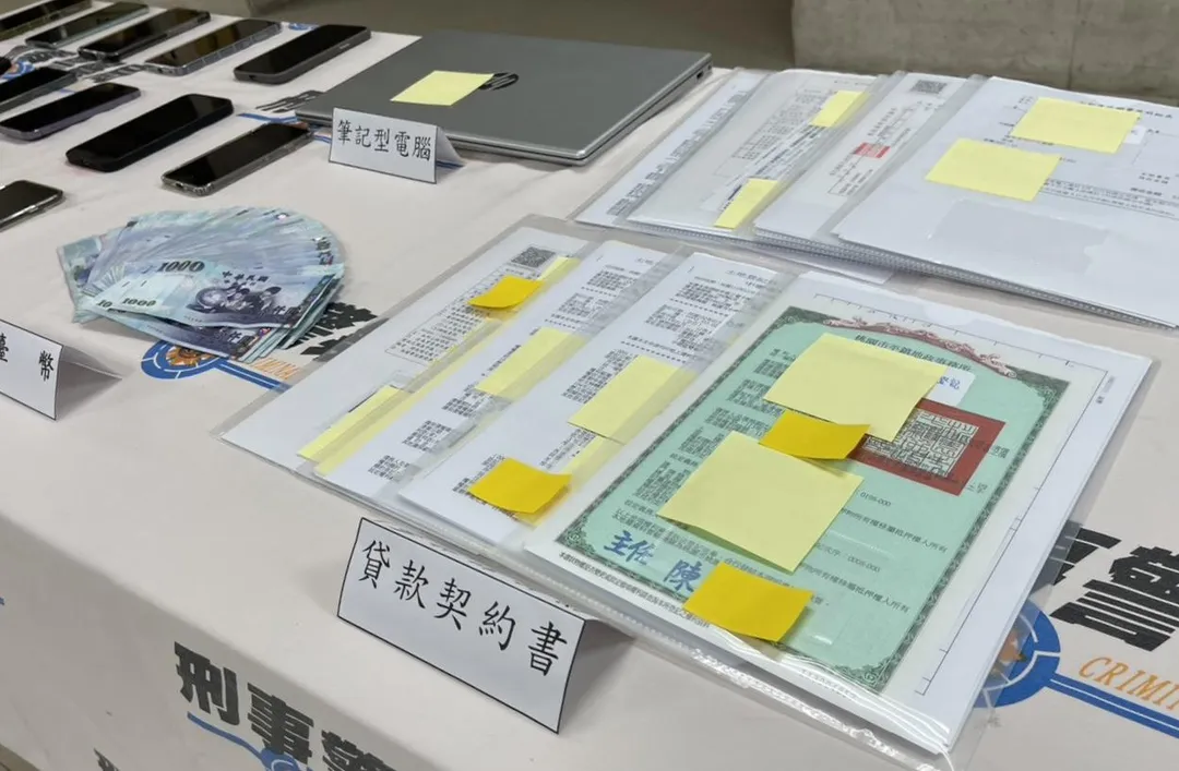 警方查扣契約書等贓證物。（圖／翻攝畫面）