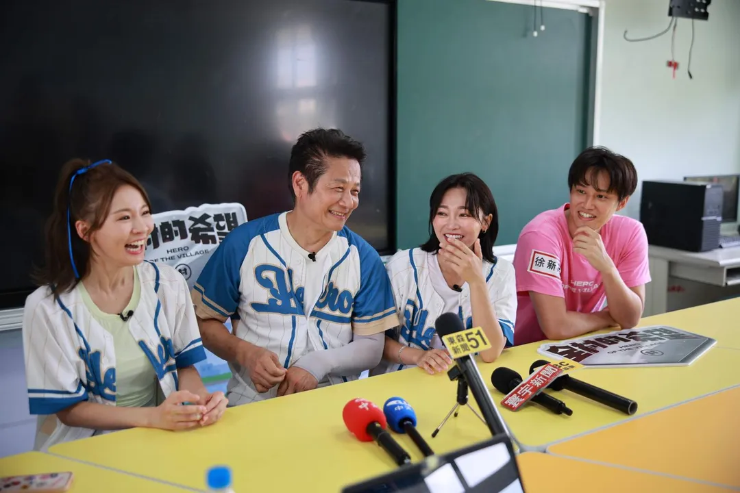 徐乃麟(左2)透露自己過去當兵2年,經歷過非常嚴格的磨練。(圖/東森綜合台提供)