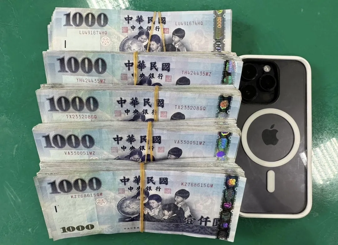 警查扣50萬現金贓款。（圖／翻攝畫面）