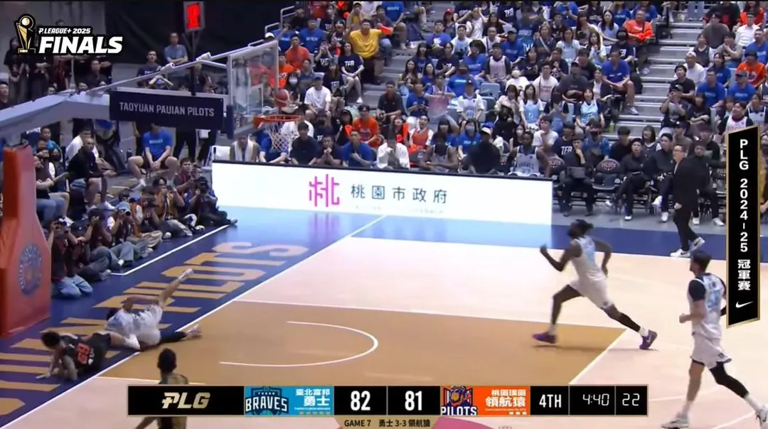 林志傑追防領航猿盧峻翔落地造成手受傷。（圖／翻攝自P.LEAGUE+ YouTube）