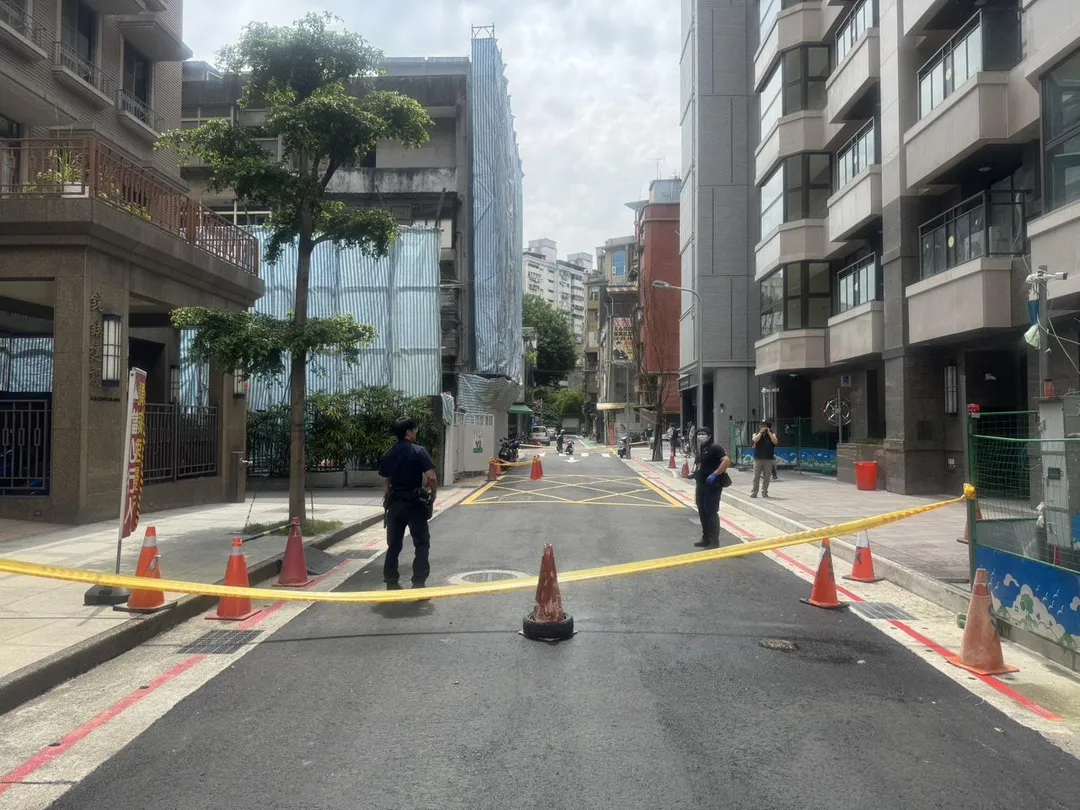 長安東路一段工地發現迫擊砲彈。（圖／警方提供）