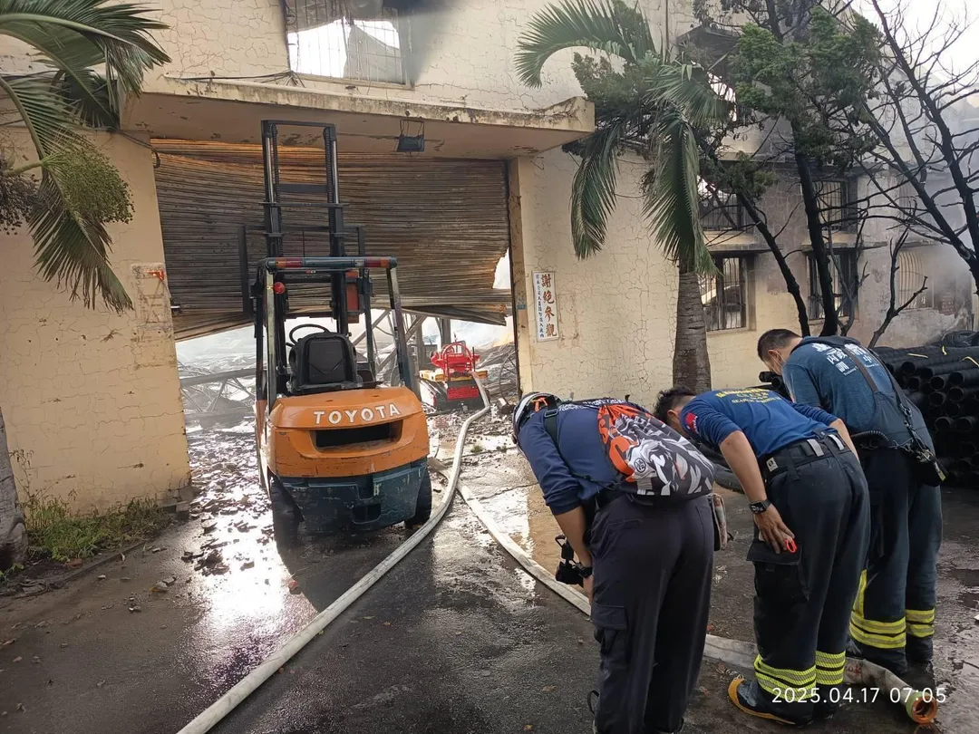 消防機器人在4月17日南陽化工廠的火警行動中殉職。(圖/中天新聞)