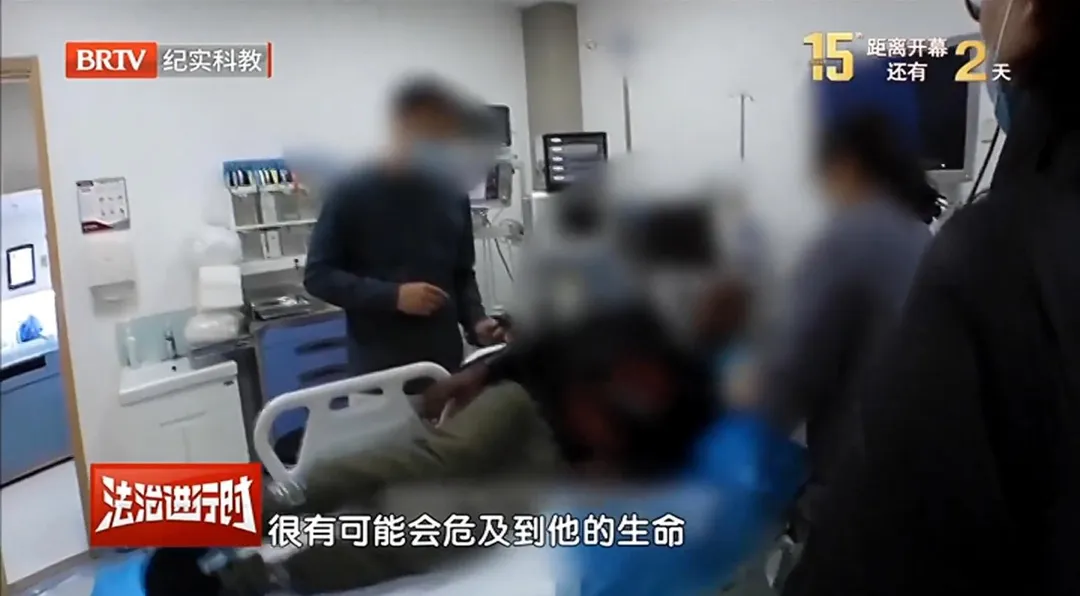 有1顆古柯鹼膠囊是通過胃鏡手術取出。（圖／翻攝微博）